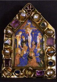 Fino al secolo XIV, durante la celebrazione della messa i fedeli erano soliti scambiarsi il bacio della pace come segno di riconciliazione. Questa pratica fu gradualmente sostituita dal bacio di un'immagine della Passione di Cristo (detta dunque pace) che passava di mano in mano. La pace, dotata di manico sul retro era, quindi, nei secoli XV e XVI, un indispensabile complemento della suppellettile liturgica. Per alcuni committenti particolarmente facoltosi si producevano però delle piccole paci destinati alla devozione privata e questo sembra essere il caso del prezioso manufatto proveniente dal tesoro della chiesa di Portovenere (La Spezia).